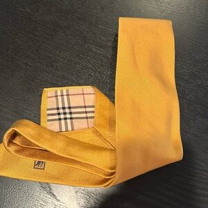 Gold Burberry silk tie
